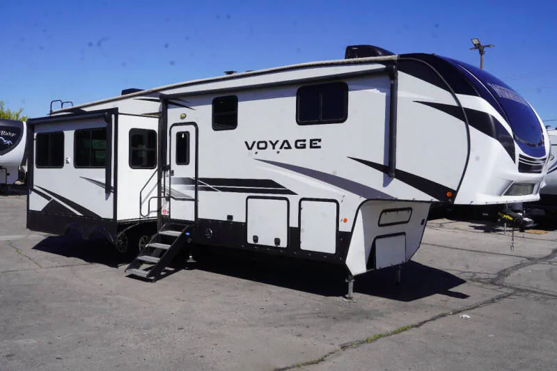 2021 Winnebago Voyage V3134RL - Photo 2