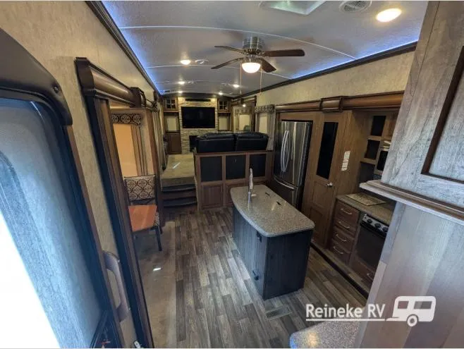 2016 Keystone Montana 3791RD - Photo 4