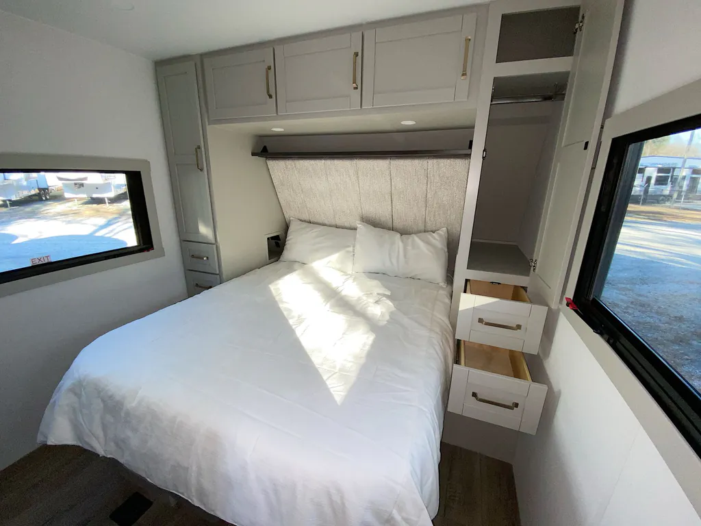 2026 Brinkley Model Z Air 297, Photos photo 6