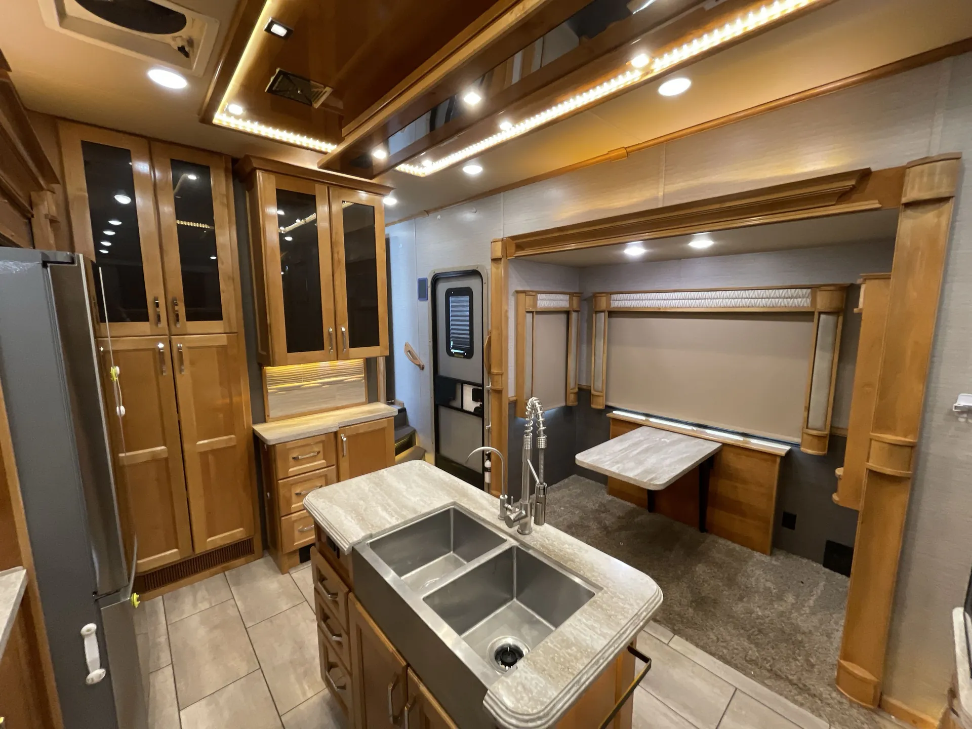 2020 vanleigh Beacon 42RDB — living area main