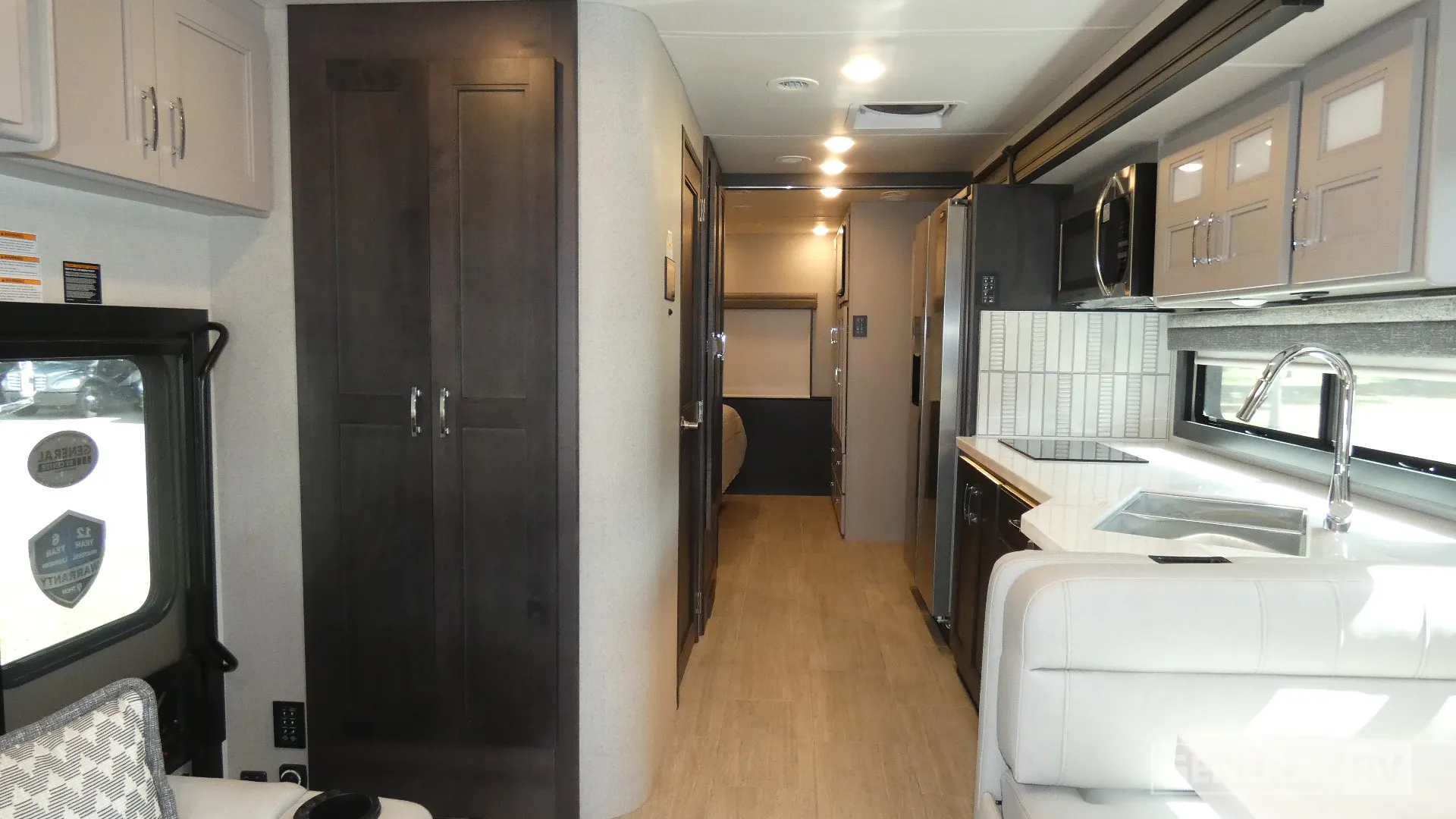 2026 Thor Motor Coach Pasadena SV 34XG - Photo 3