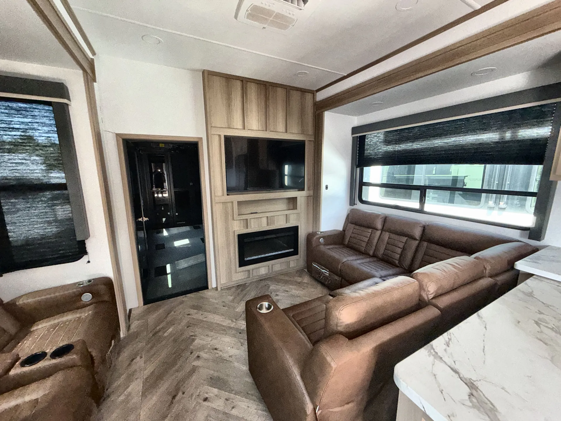 2026 Keystone Carbon 420 — living area main