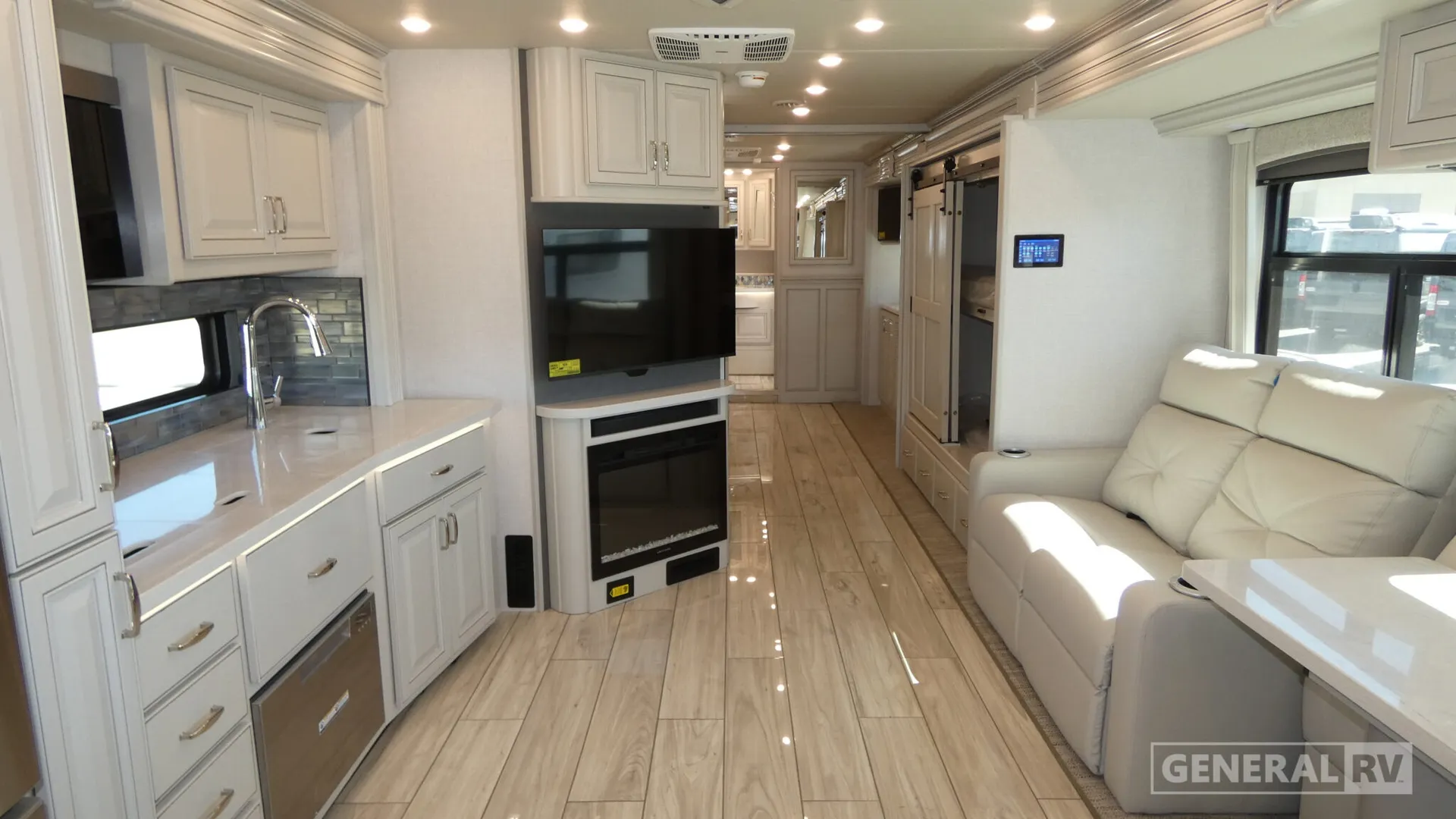 2026 Holiday Rambler Endeavor 38N - Photo 3