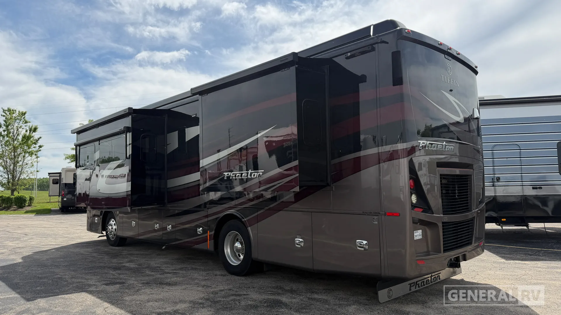 2023 Tiffin Phaeton 36 SH - Photo 4
