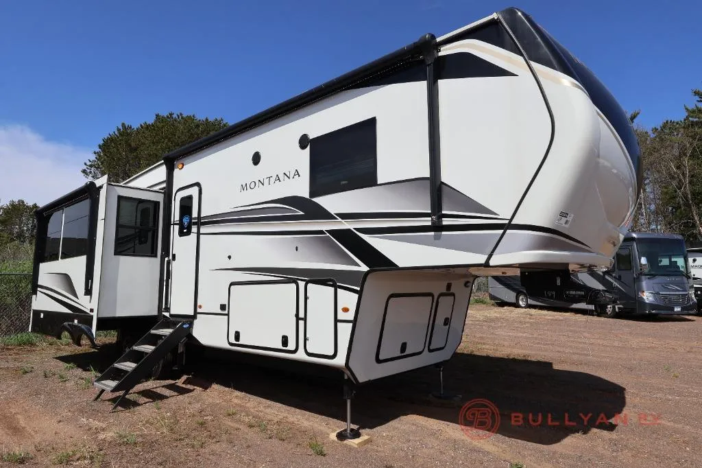 2025 Keystone Montana 3123RL - Photo 2
