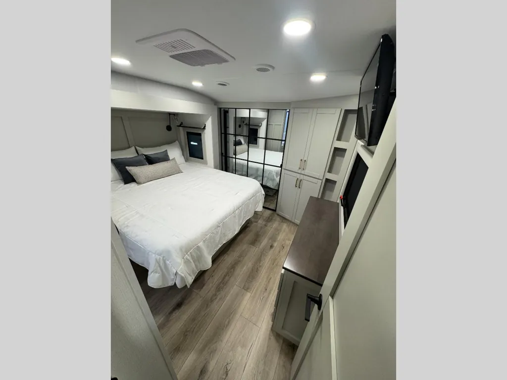 2025 Brinkley Model Z 3400, Photos photo 10