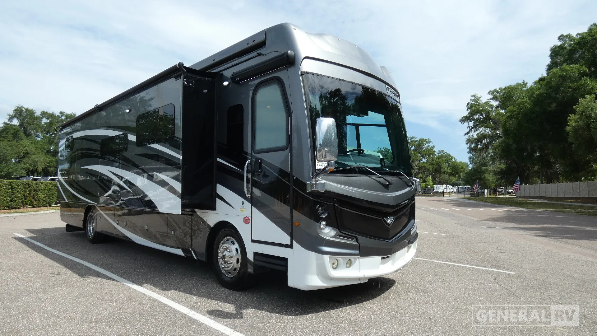 2020 Fleetwood Discovery LXE 40M - Photo 2