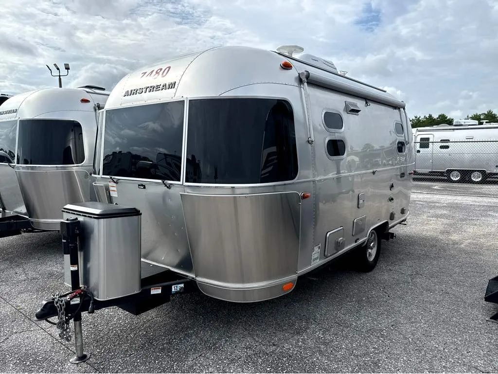 2022 Airstream Caravel 19CB - Photo 3