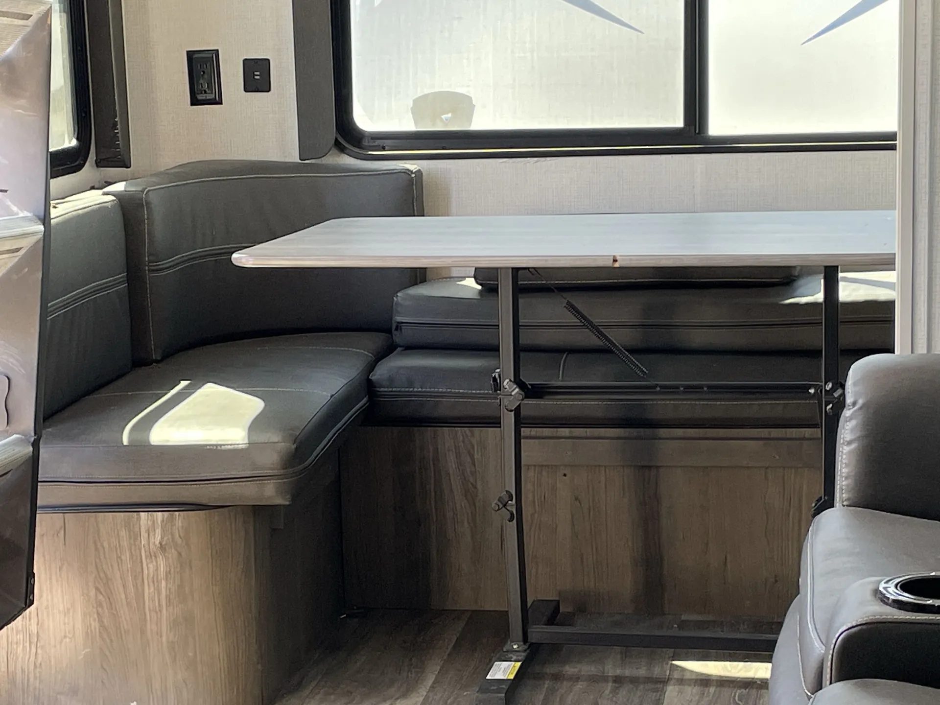 2022 Keystone Cougar Half-Ton 25RDS — living area main