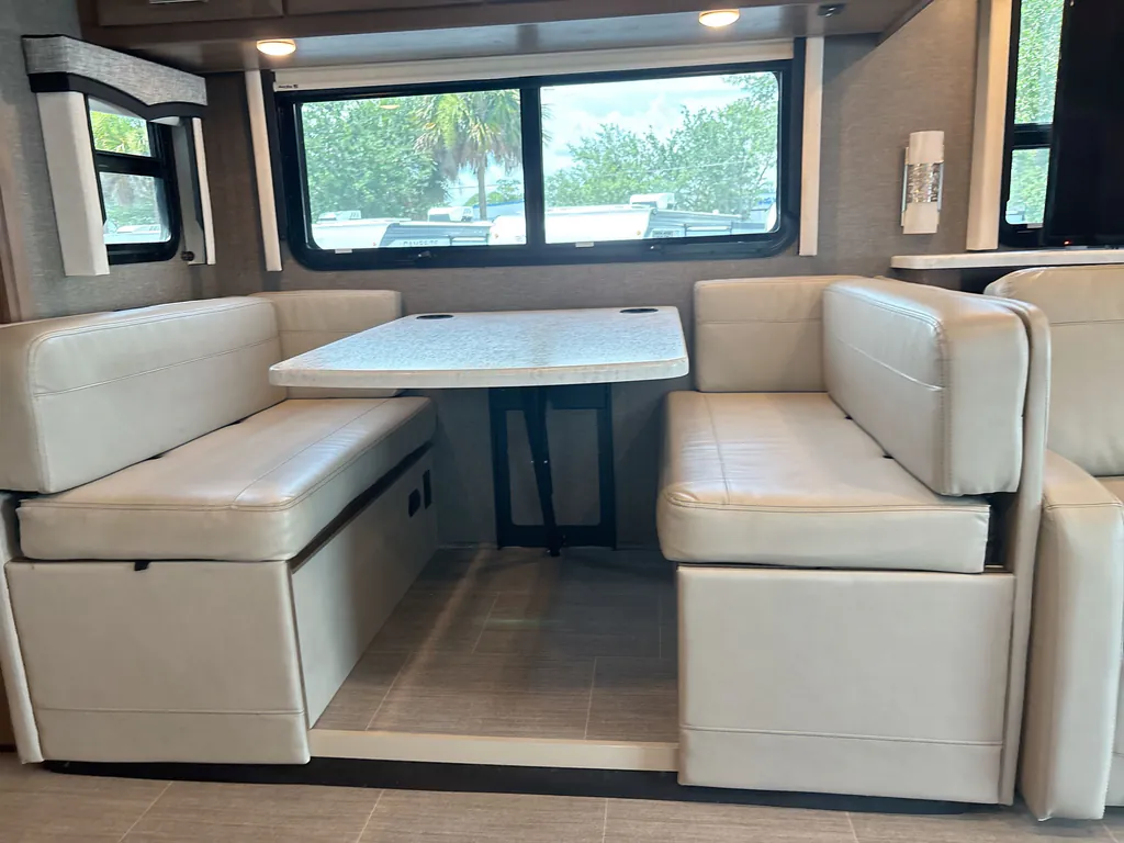 2022 Thor Motor Coach Challenger 35MQ, Photos photo 48