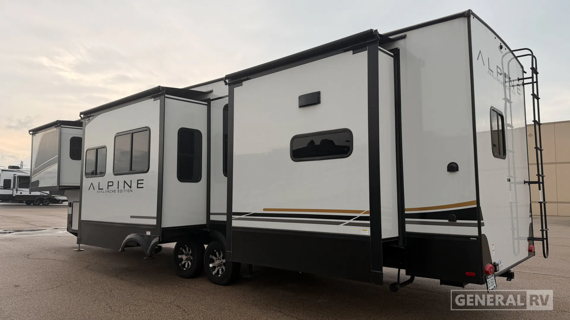2025 Keystone Alpine Avalanche Edition 366LS - Photo 4