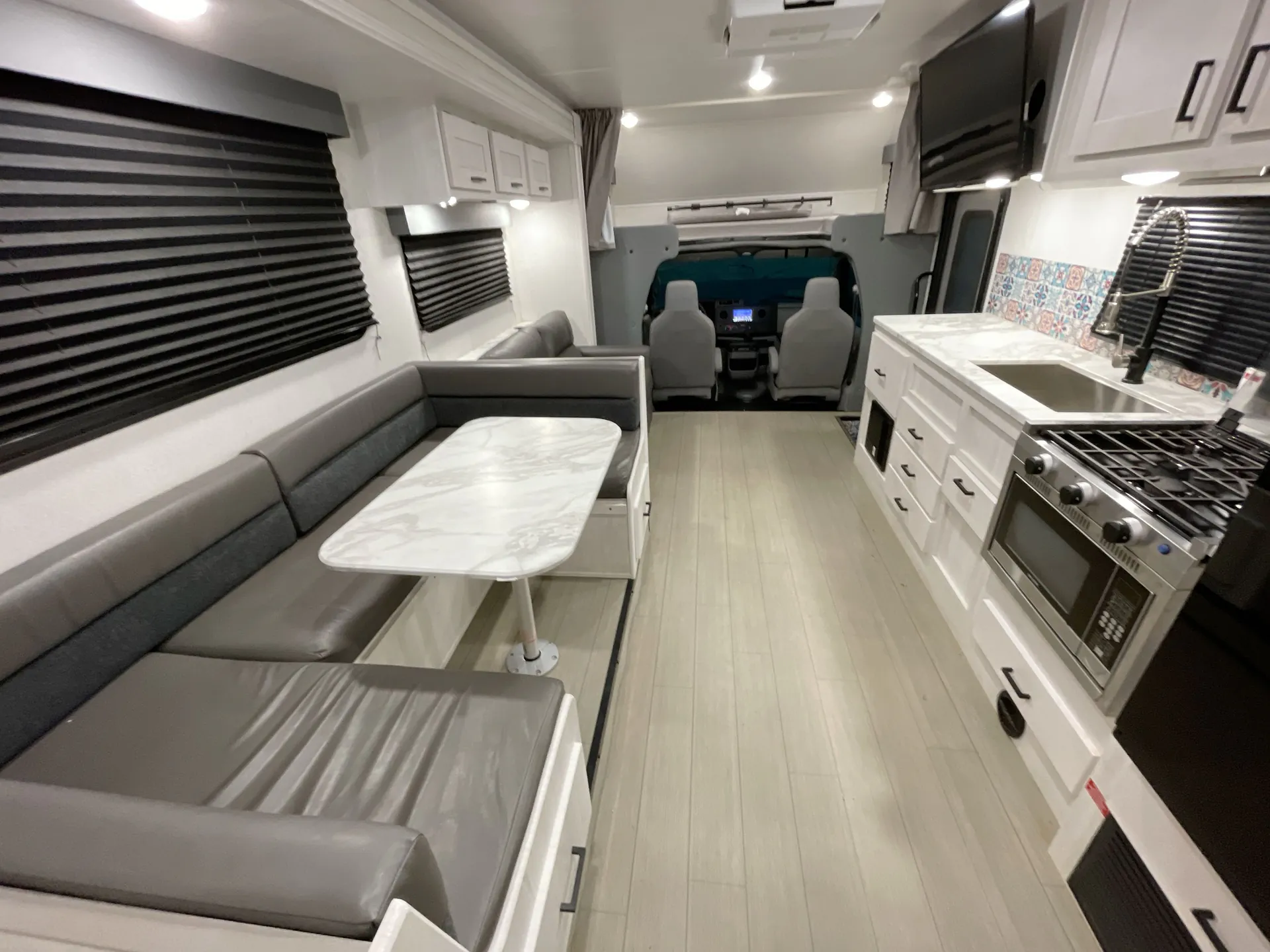 2023 East to West Entrada 2900DS — entertainment center