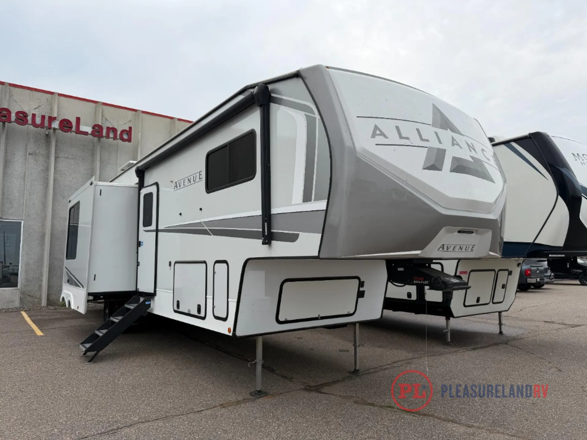 2025 Alliance RV Avenue 38DBL - Photo 2