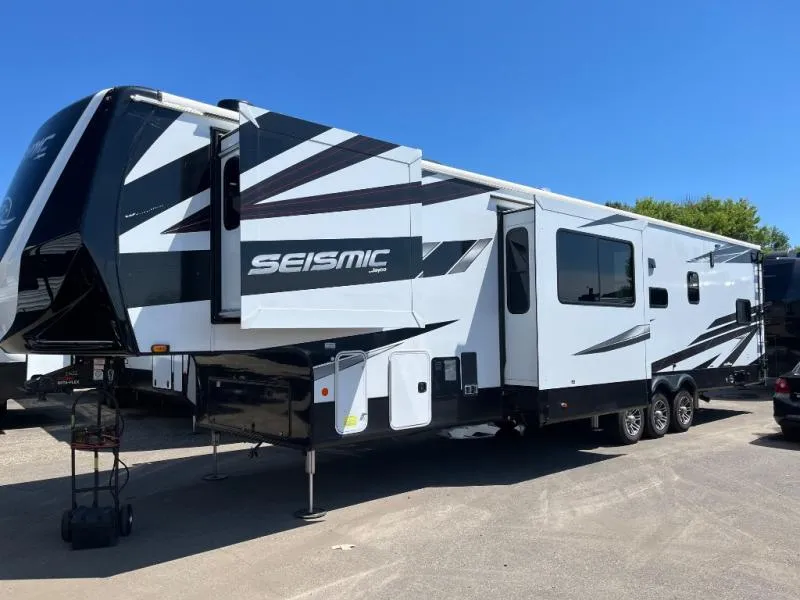 2025 Jayco Seismic 399 - Photo 3