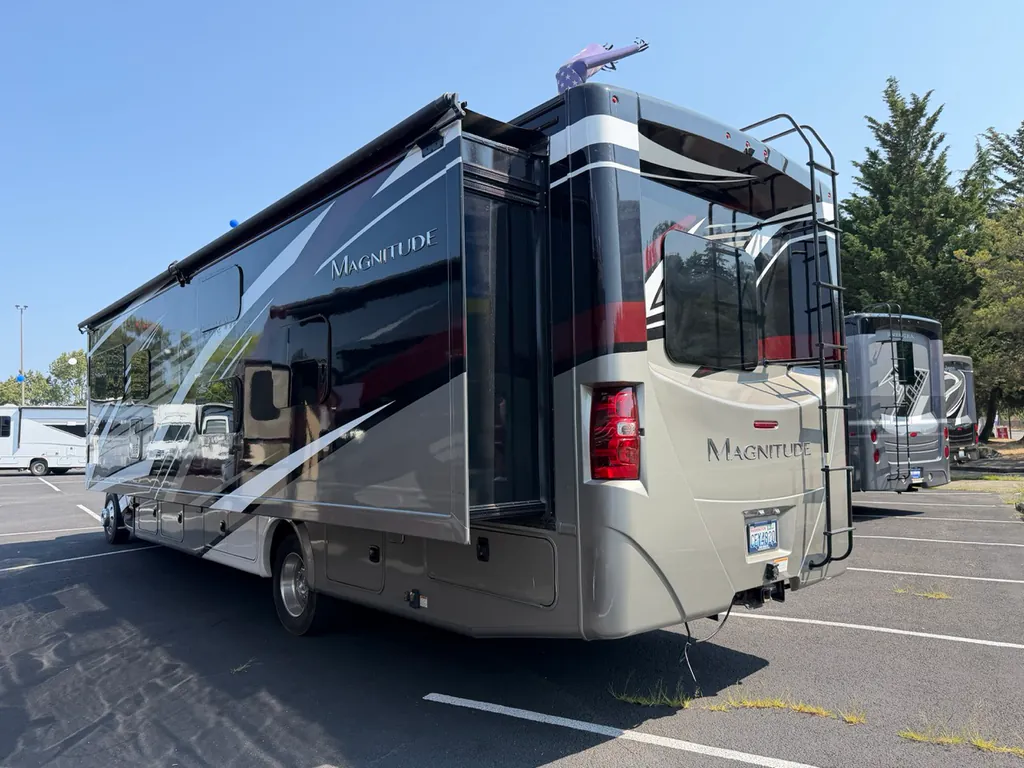 2023 Thor Motor Coach Magnitude RS36, Photos photo 2