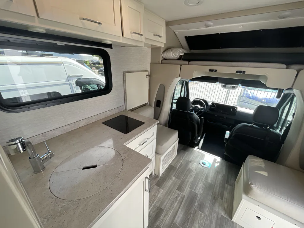 2024 Tiffin Wayfarer 25 RLW, Photos photo 3
