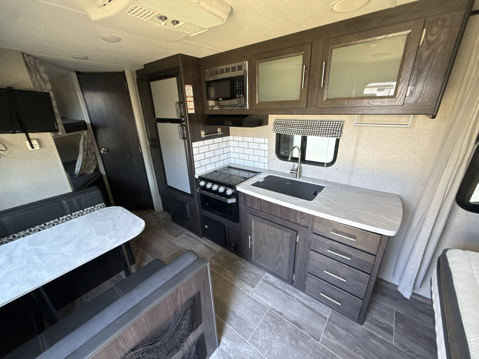 2020 Dutchmen Kodiak Ultra-Lite 227BH — living area main