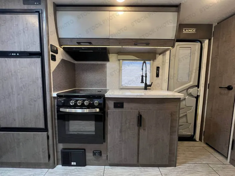 2026 Lance Lance Travel Trailers 1685 - Photo 3