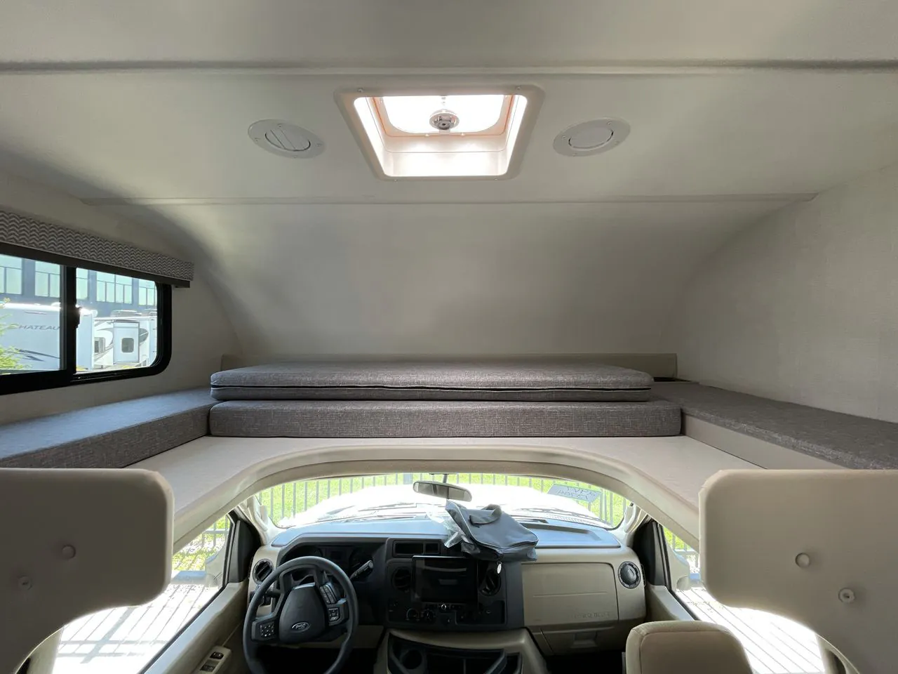 2026 Thor Motor Coach Geneva 29VT - Photo 2