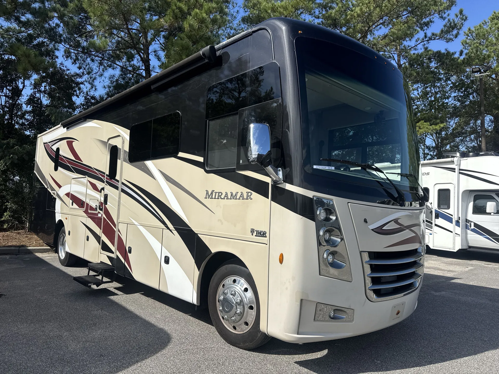 2021 Thor Motor Coach Miramar 34.6 - Photo 2