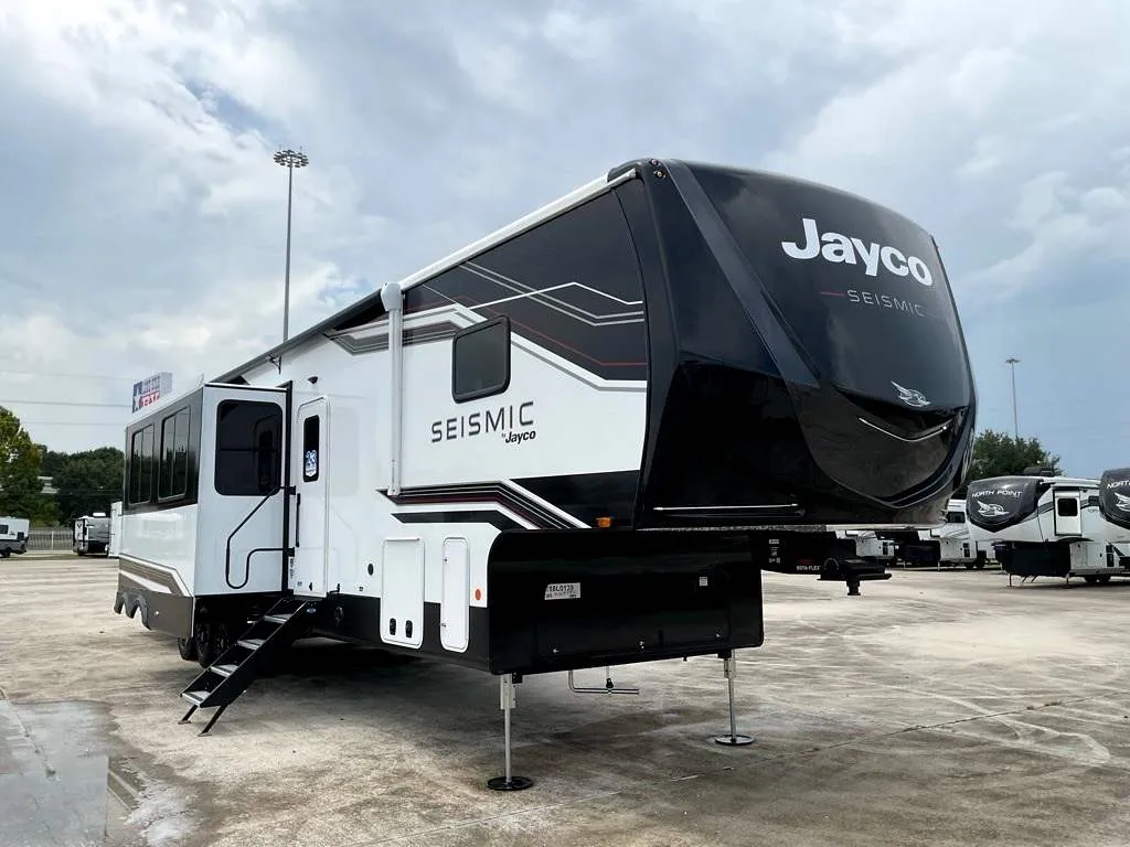 2026 Jayco Seismic 395 - Photo 3