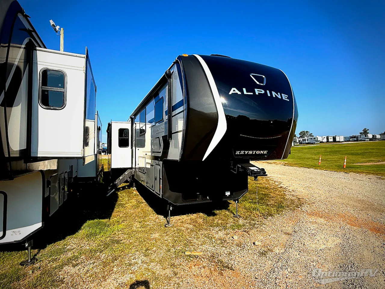 2026 Keystone Alpine Avalanche Edition 379MB - Photo 2