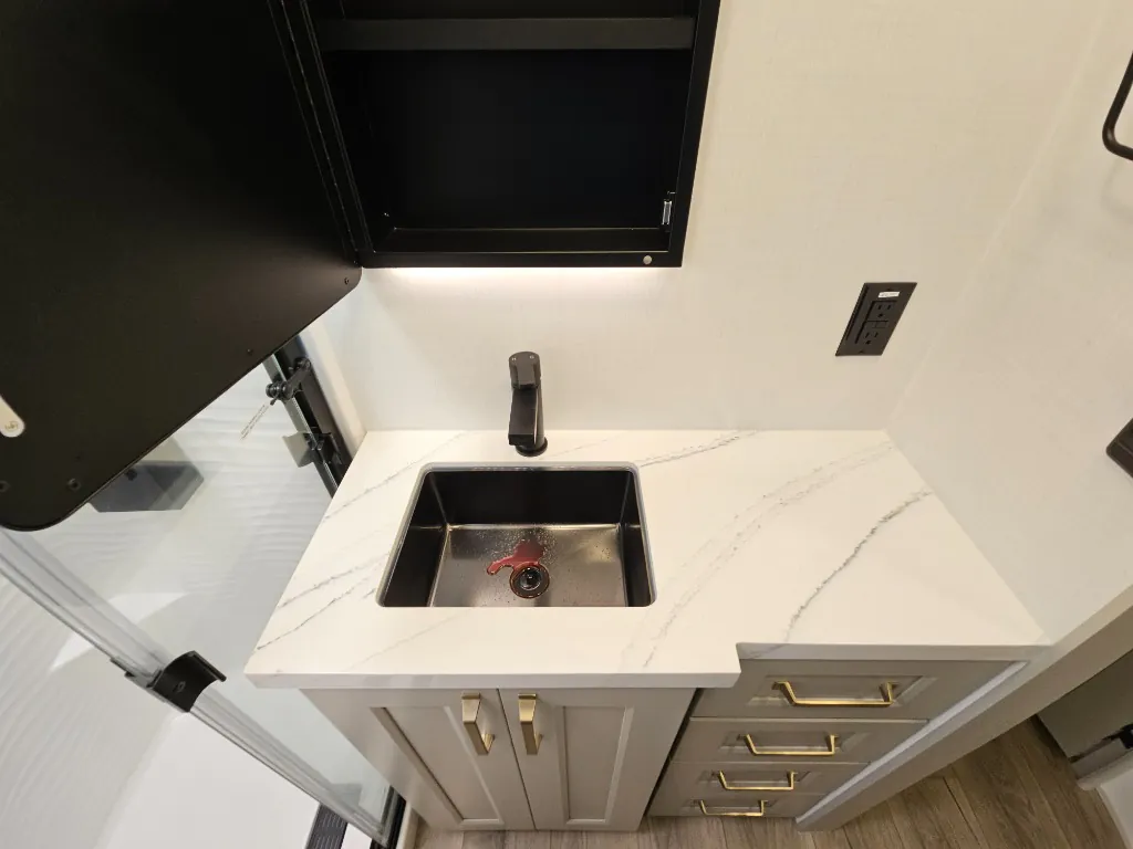 2026 Brinkley Model G 3950, Bathroom photo 7