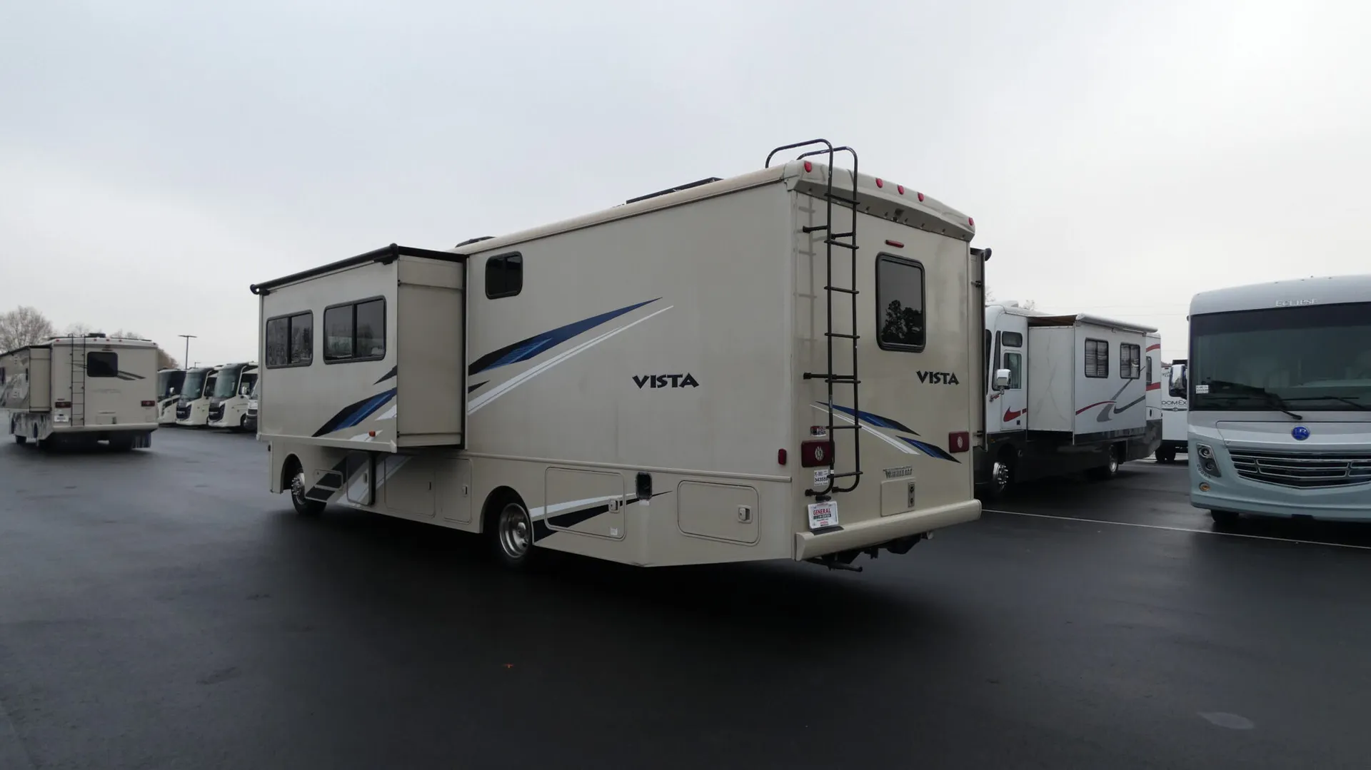 2022 Winnebago Vista 32M - Photo 4