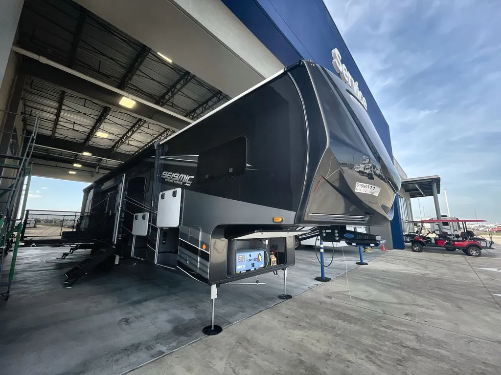 2025 Jayco Seismic Luxury Series 4113