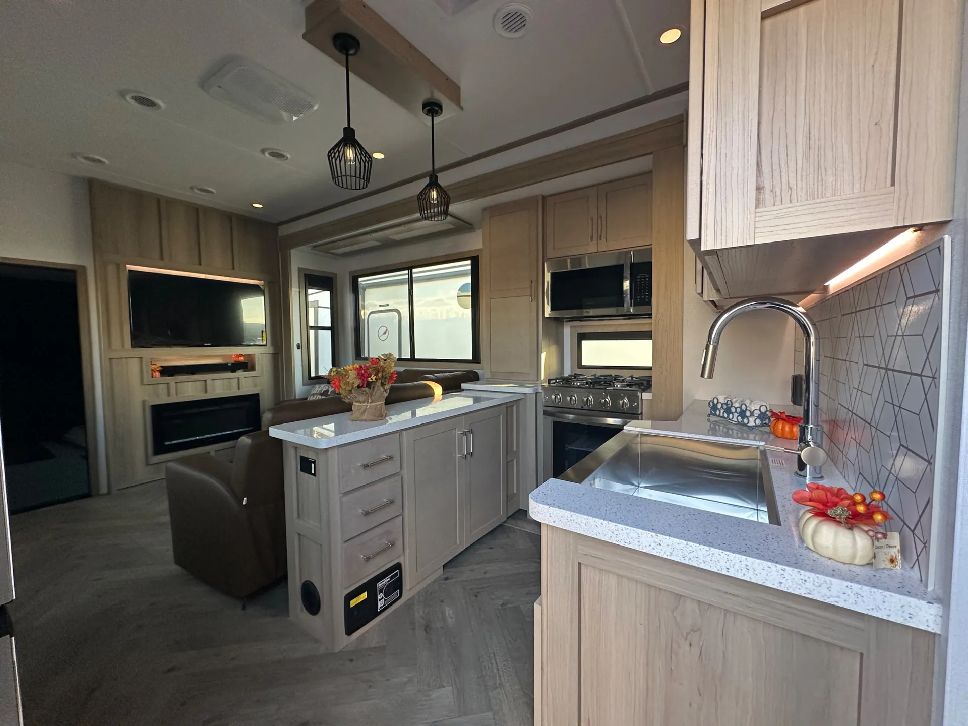 2025 Keystone Raptor 441 - Photo 4