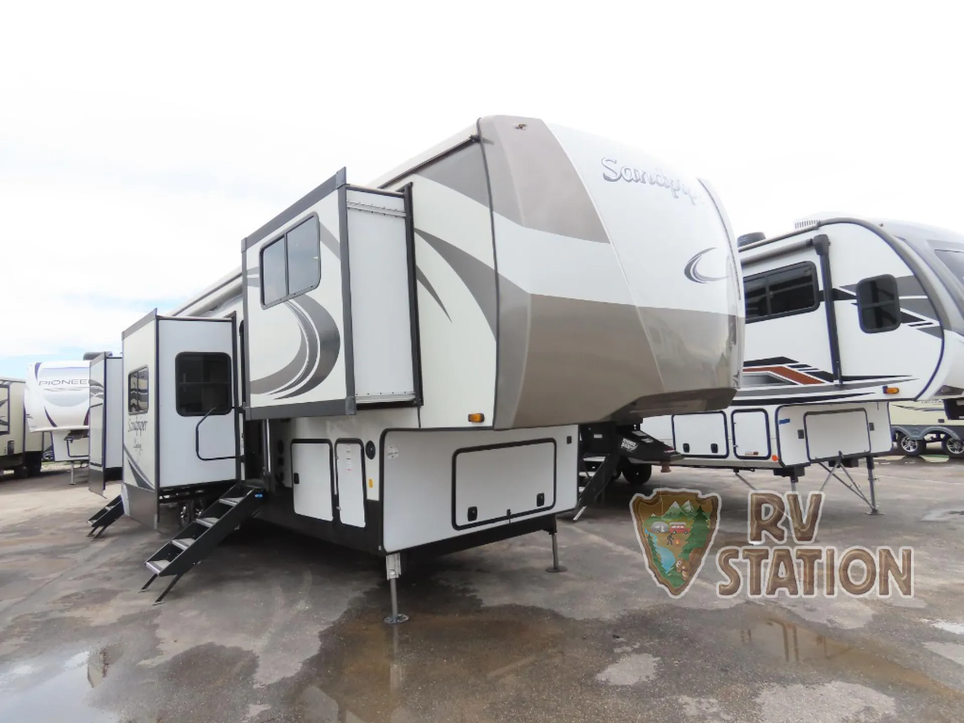 2022 Forest River Sandpiper Luxury 38FKOK - Photo 2