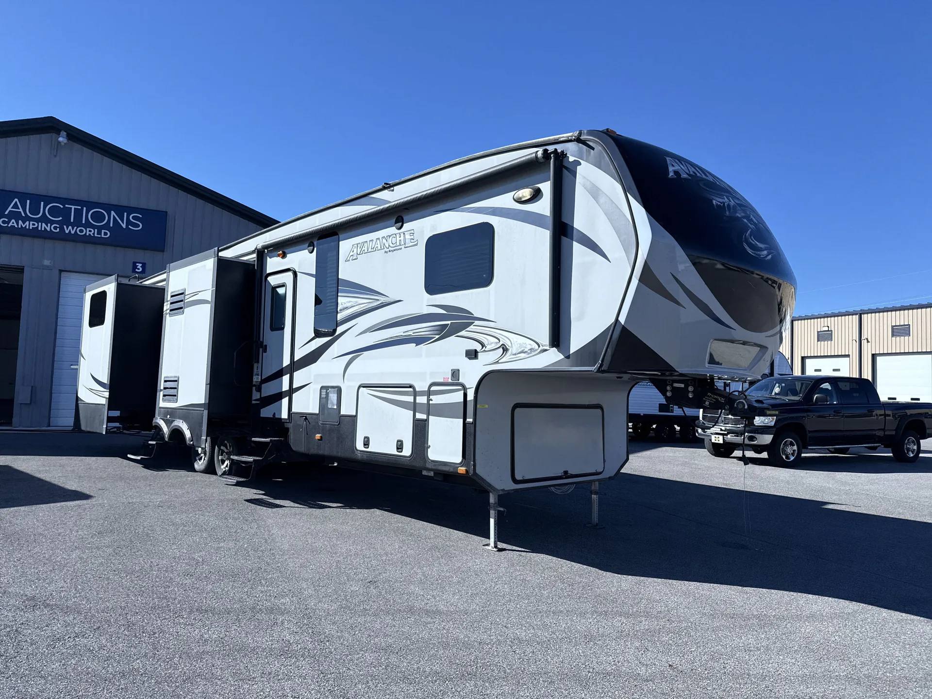2015 Keystone Avalanche 360RB - Photo 2
