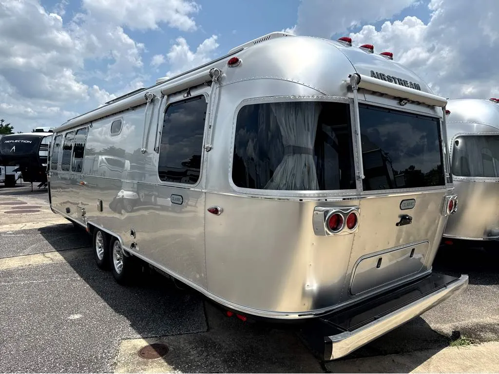 2026 Airstream Classic 30RB - Photo 4