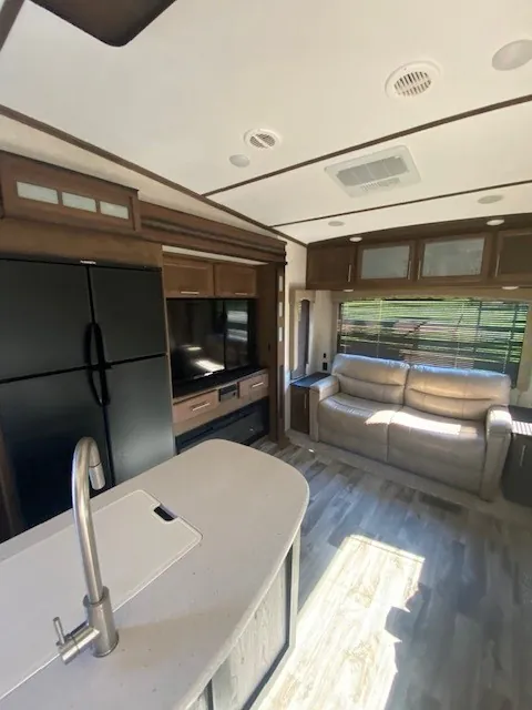 2018 Keystone Cougar 310RLS - Photo 4