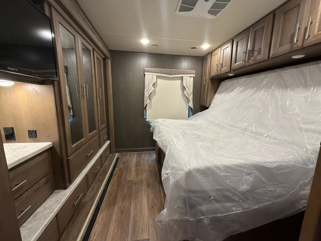 2021 Thor Motor Coach Challenger 35MQ, Photos photo 15