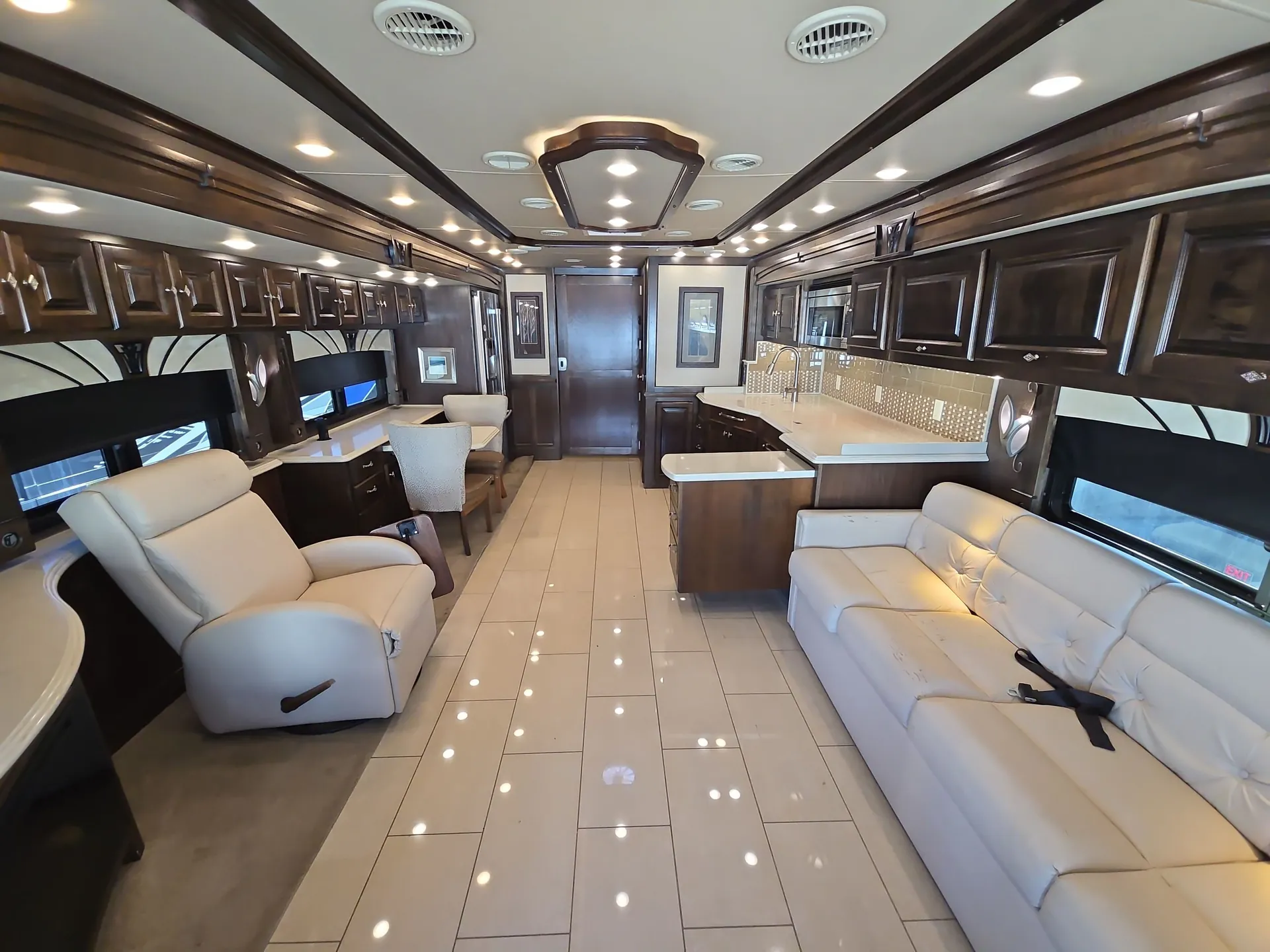 2016 Tiffin Phaeton 44 OH — living area main