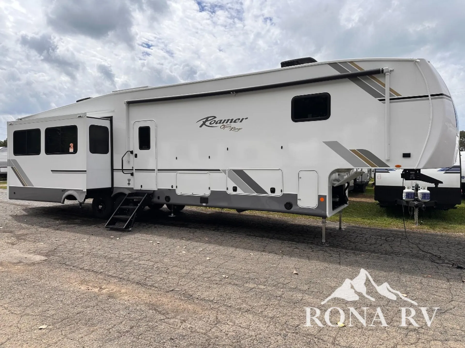 2027 Highland Ridge Roamer 35MRQS - Photo 3
