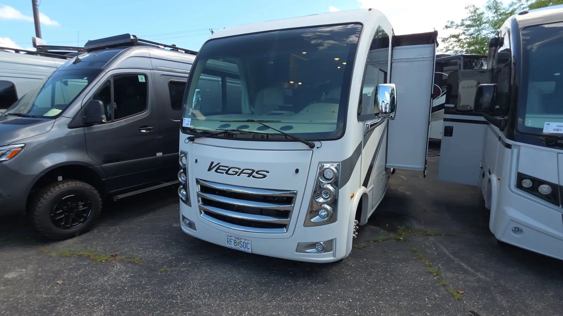 2022 Thor Motor Coach Vegas 24.1 - Photo 3