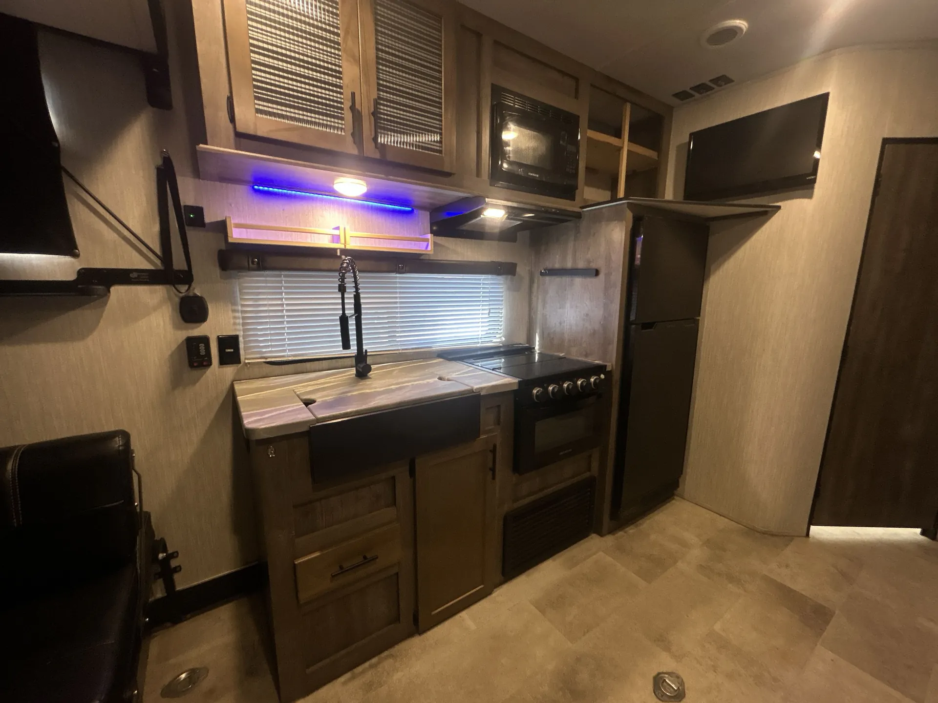 2020 Forest River Vengeance Rogue 25V — living area main