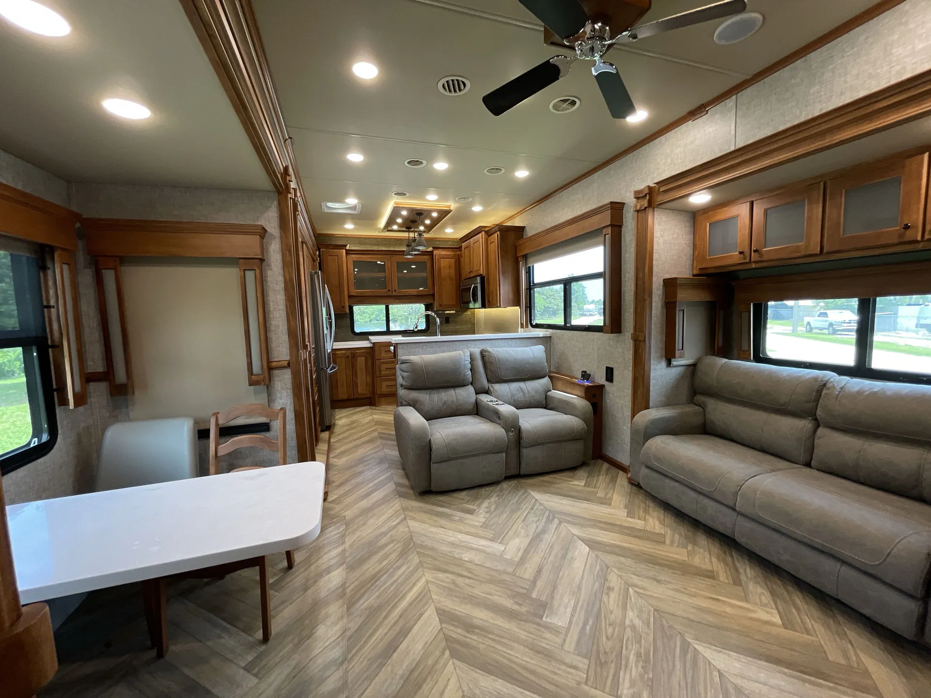 2023 vanleigh Vilano 390LK — living area main
