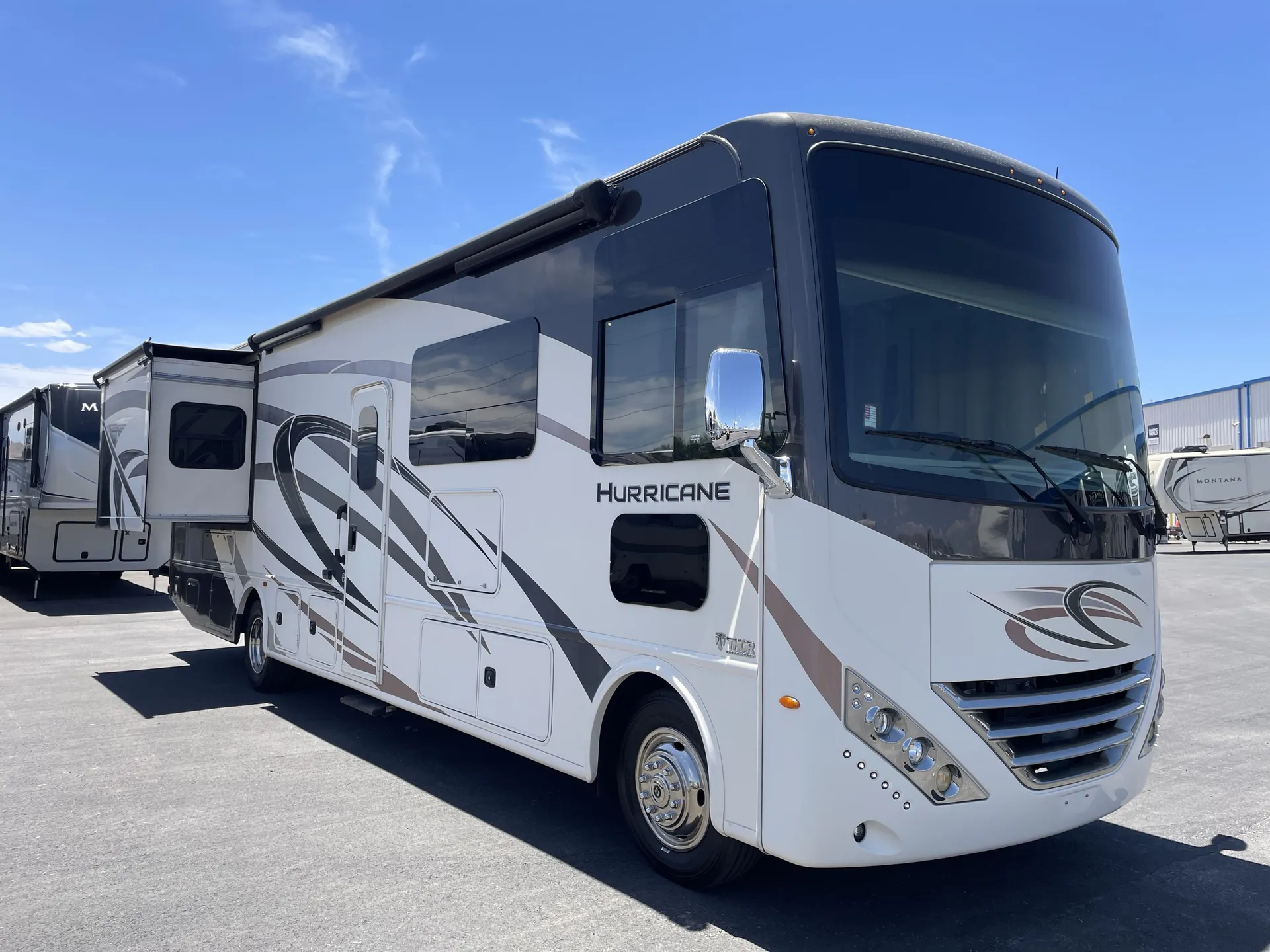 2019 Thor Motor Coach Hurricane 33X - Photo 2