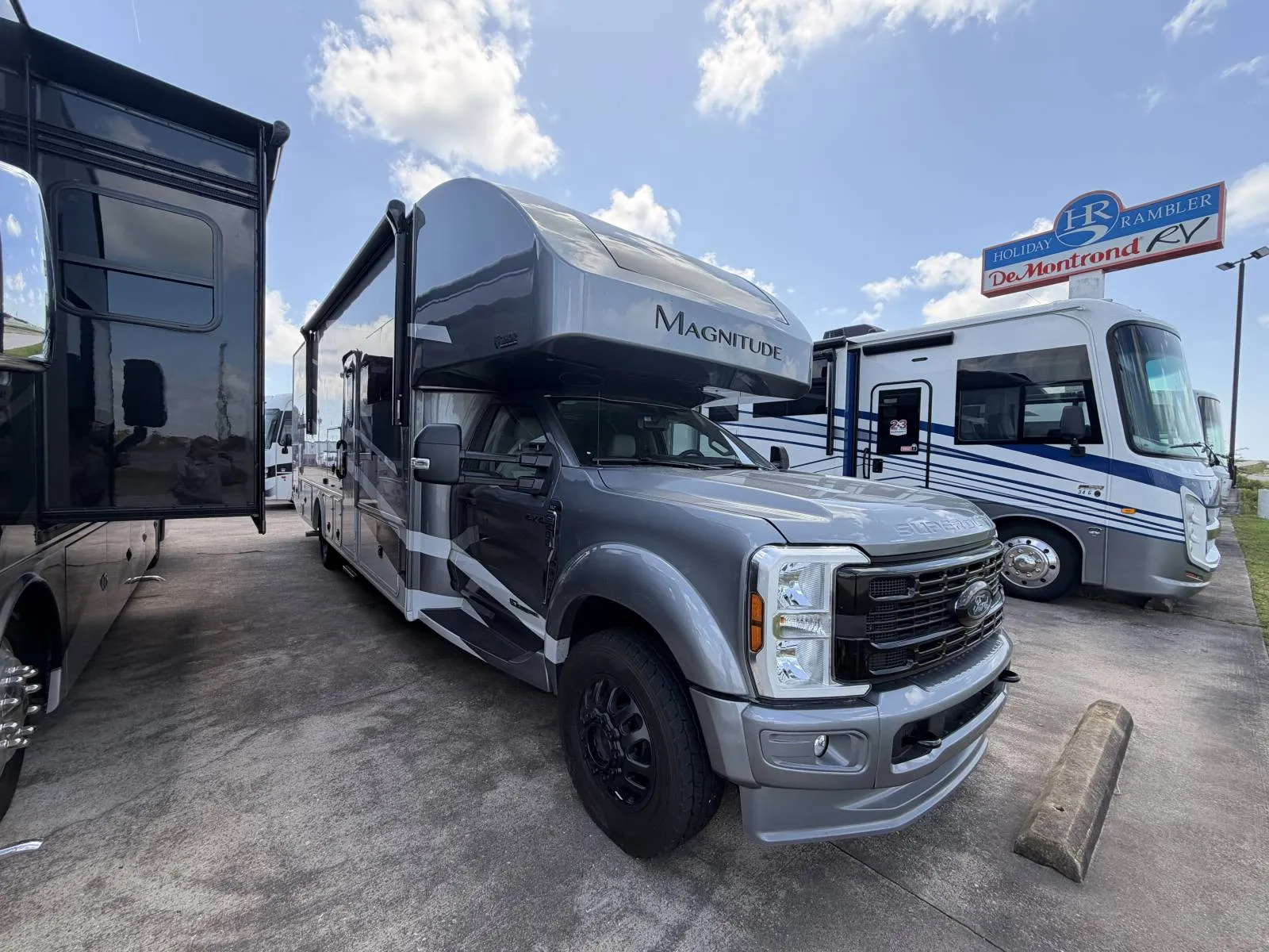 2027 Thor Motor Coach Magnitude L35 - Photo 2