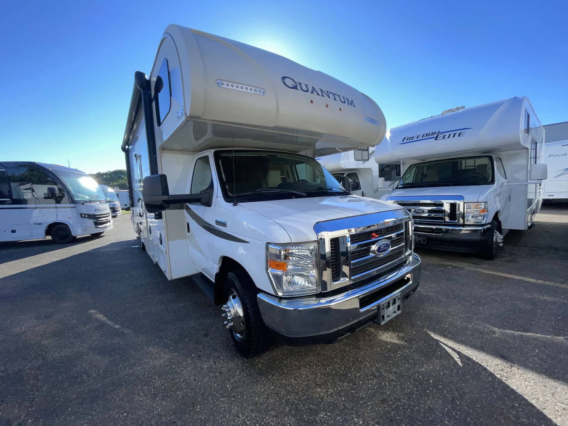 2016 Thor Motor Coach Quantum WS31 - Photo 2