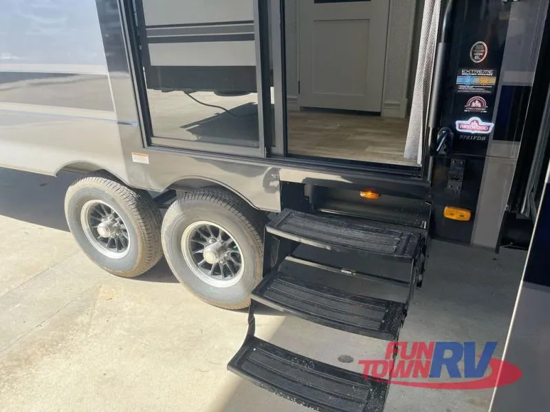 2025 Redwood RV Regency 3721FDB - Photo 4