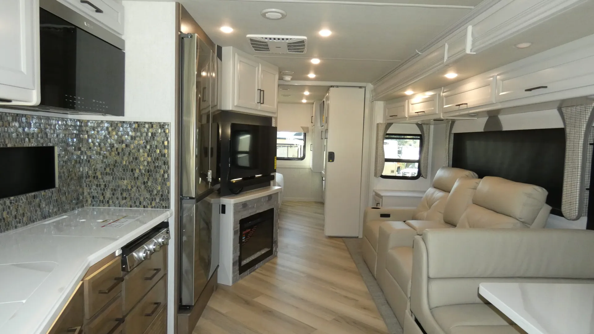 2026 Fleetwood Bounder 33C - Photo 3