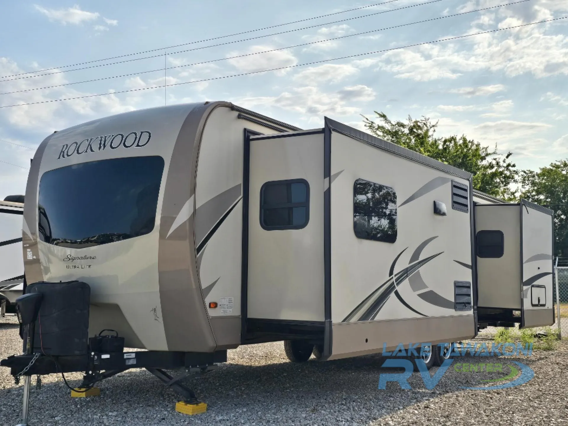 2018 Forest River Rockwood Signature Ultra Lite 8324BS - Photo 3