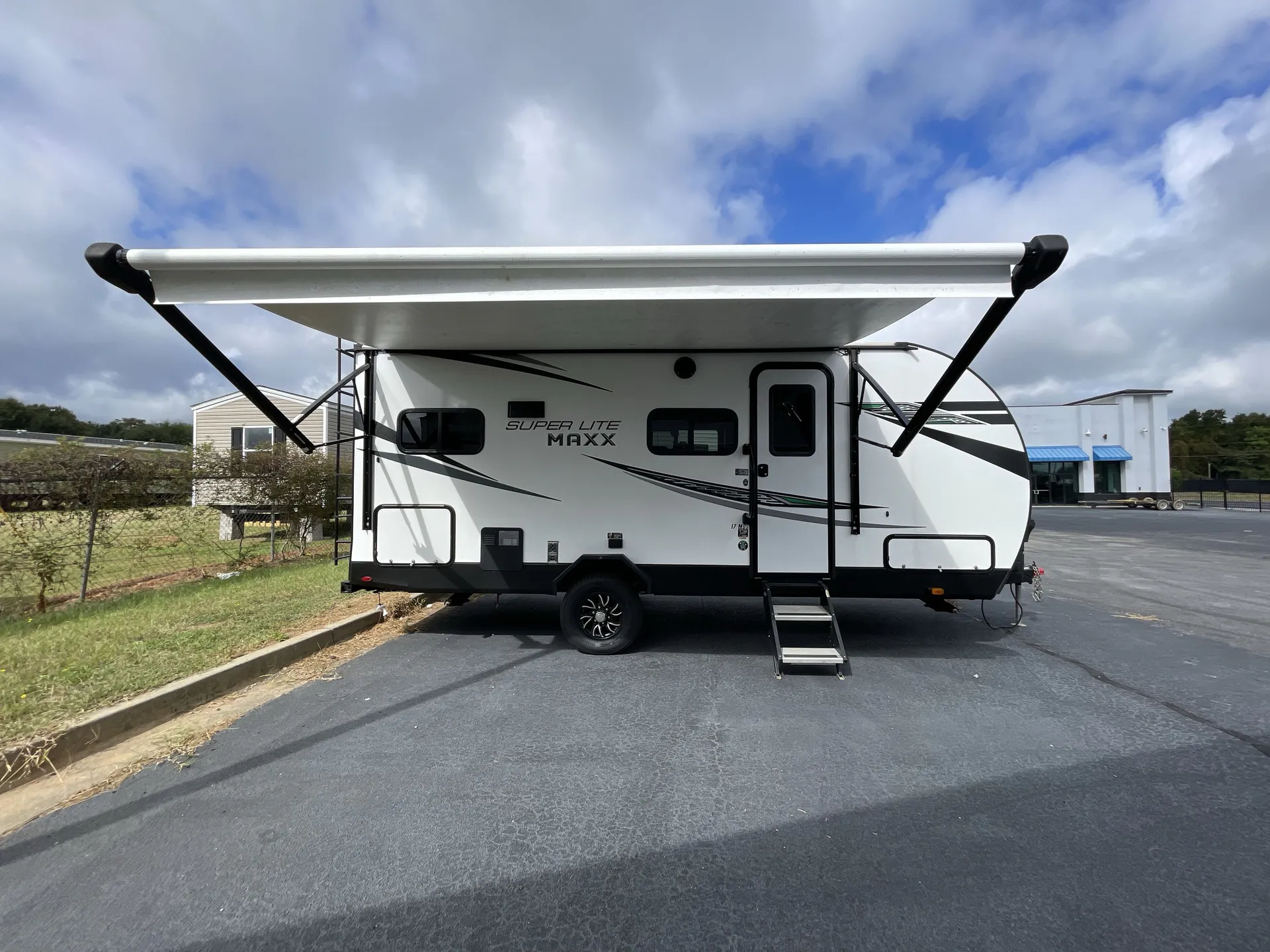 2023 Starcraft Super Lite Maxx 17MDS — campside