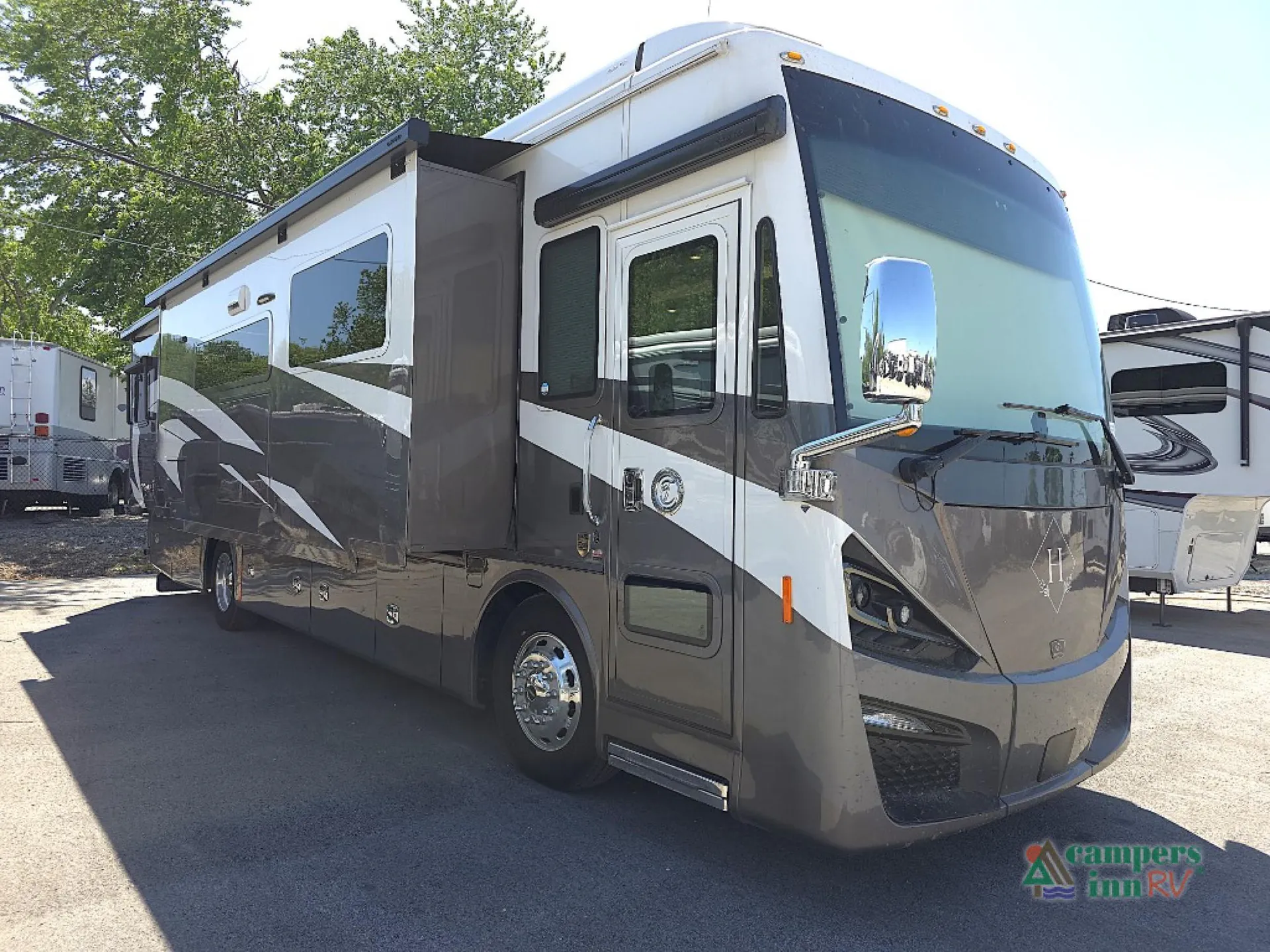 2022 Tiffin Phaeton 36 SH - Photo 3