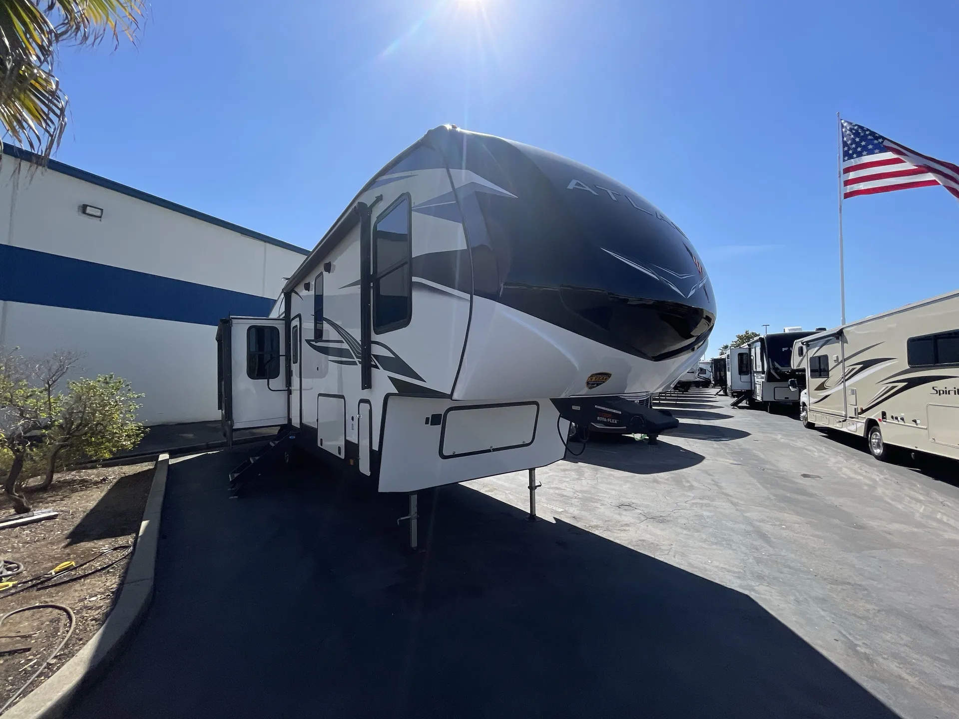 2022 Dutchmen Atlas 3172RLKB - Photo 2