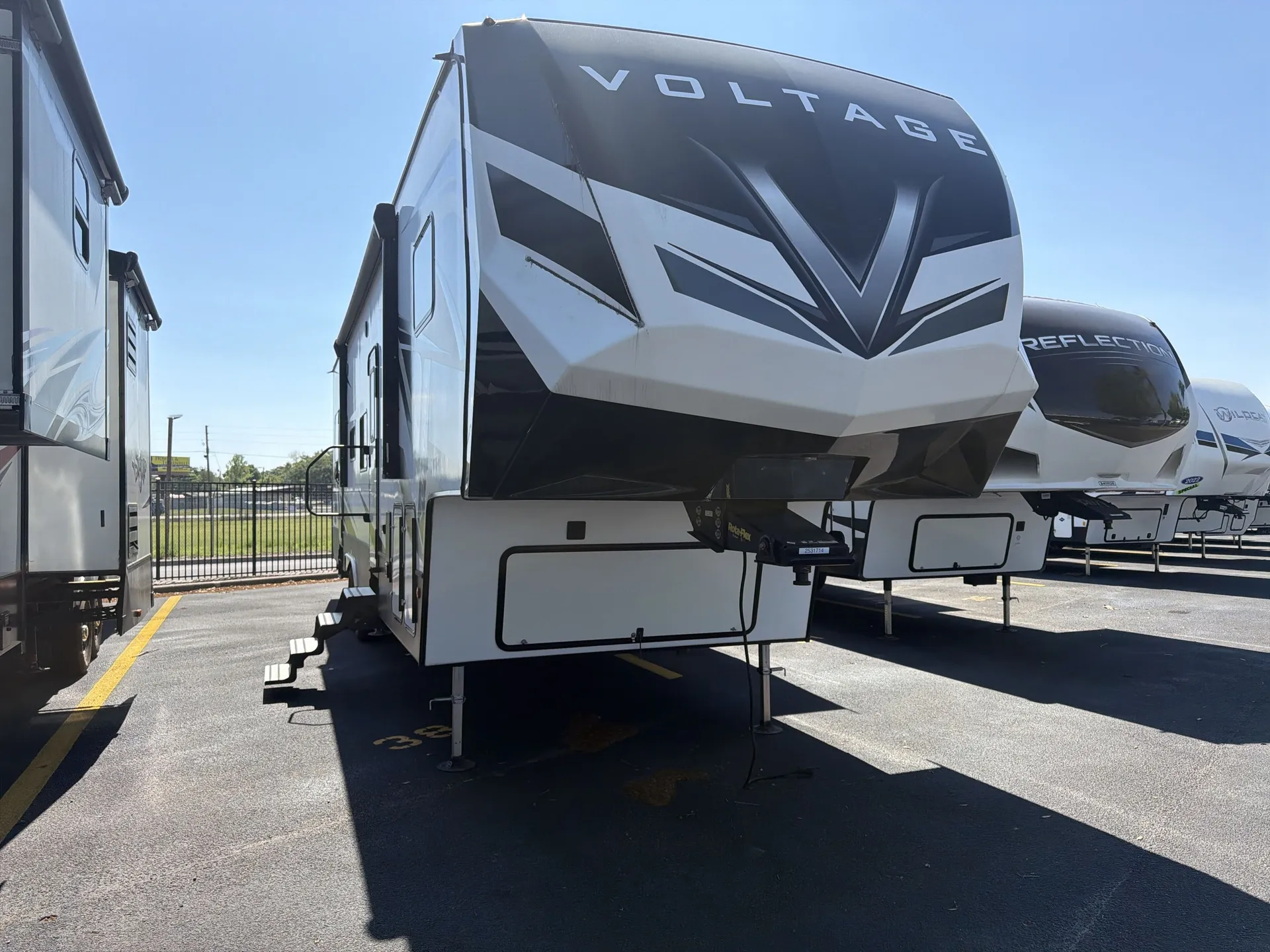 2021 Dutchmen Voltage Triton 3521 - Photo 2